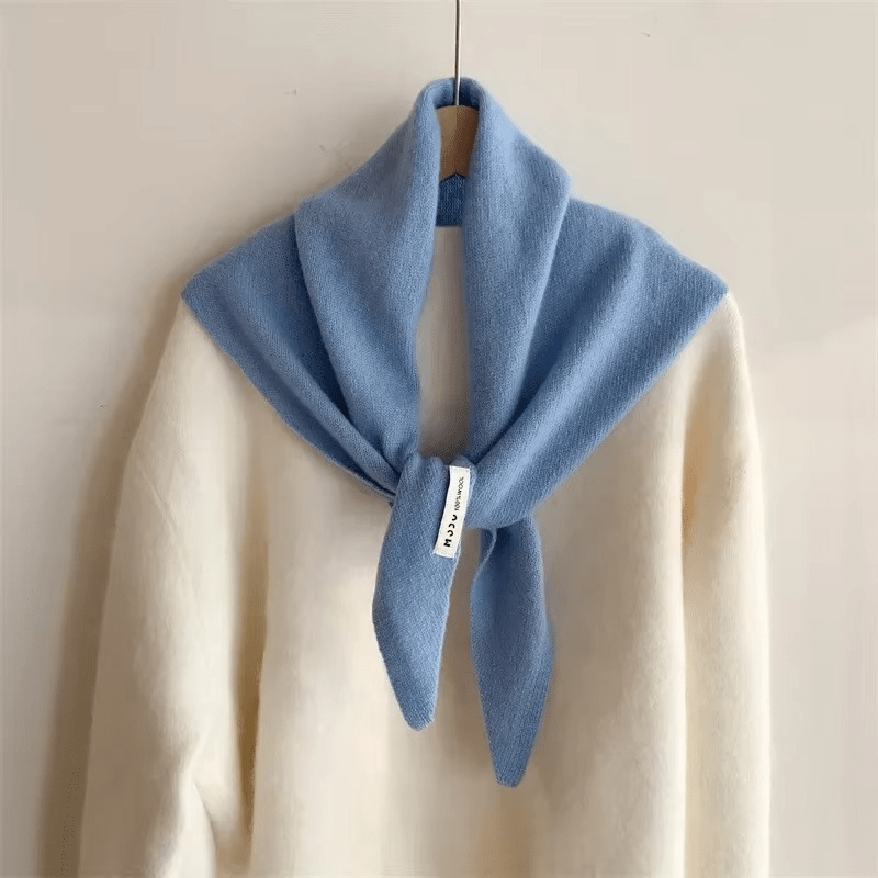 CosyWrap - Triangular knitted scarf in niche wool for women, as a scarf or warm wrap