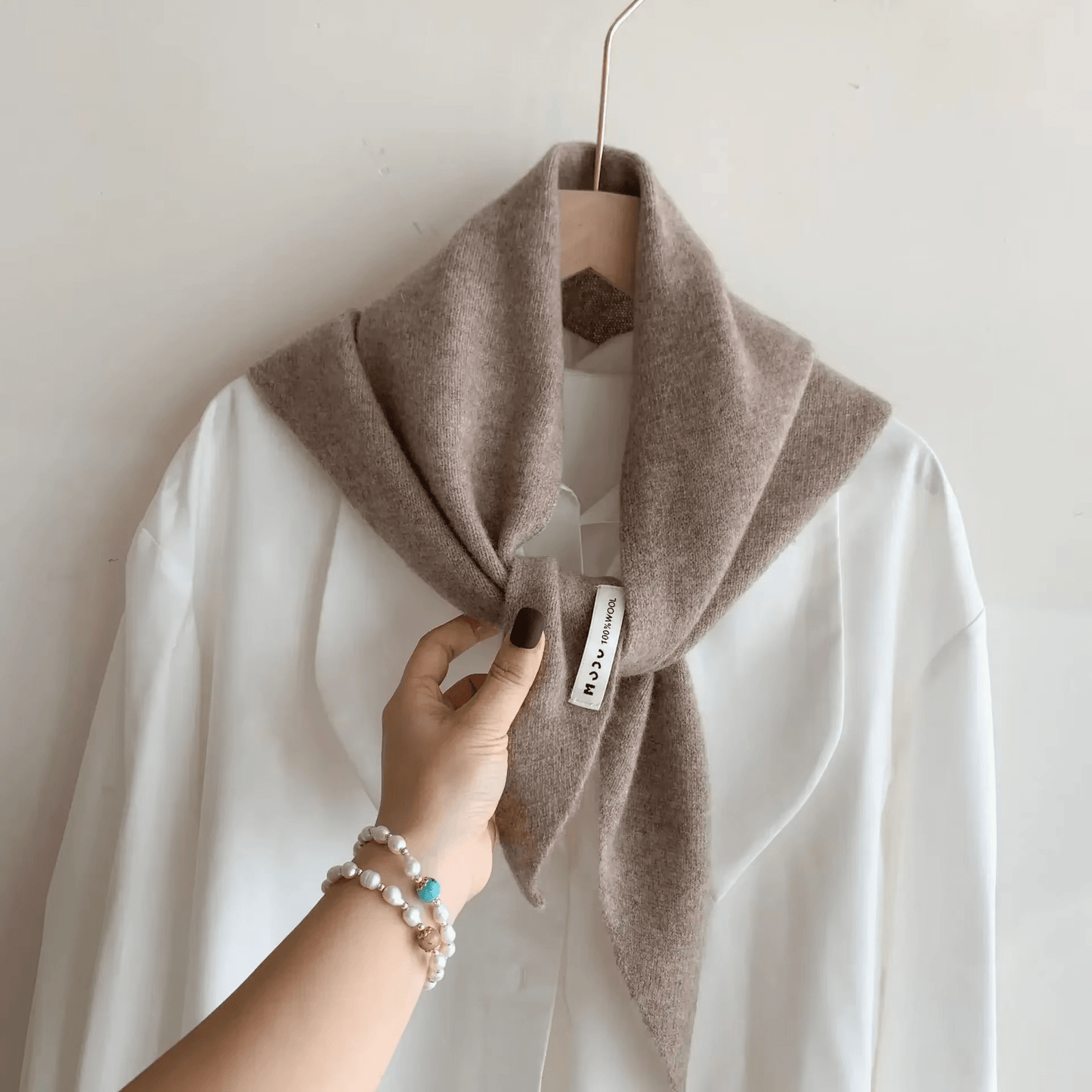 CosyWrap - Triangular knitted scarf in niche wool for women, as a scarf or warm wrap