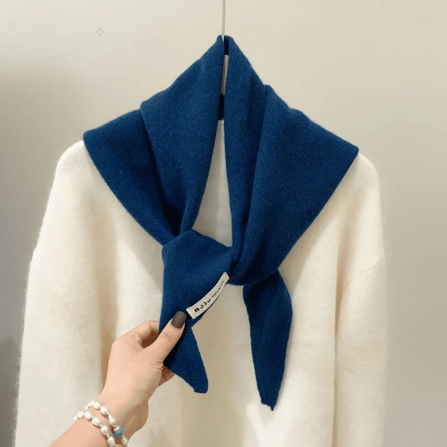 CosyWrap - Triangular knitted scarf in niche wool for women, as a scarf or warm wrap