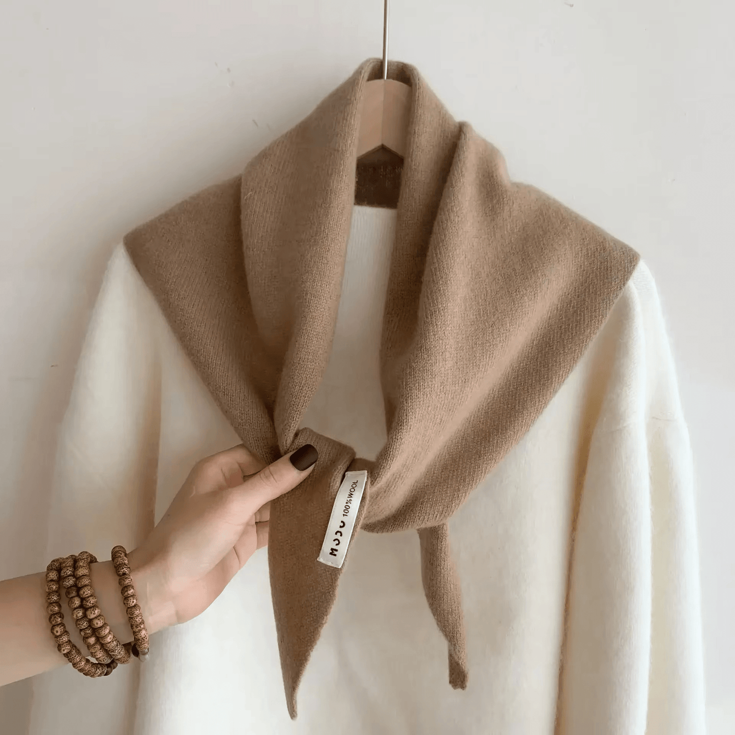 CosyWrap - Triangular knitted scarf in niche wool for women, as a scarf or warm wrap