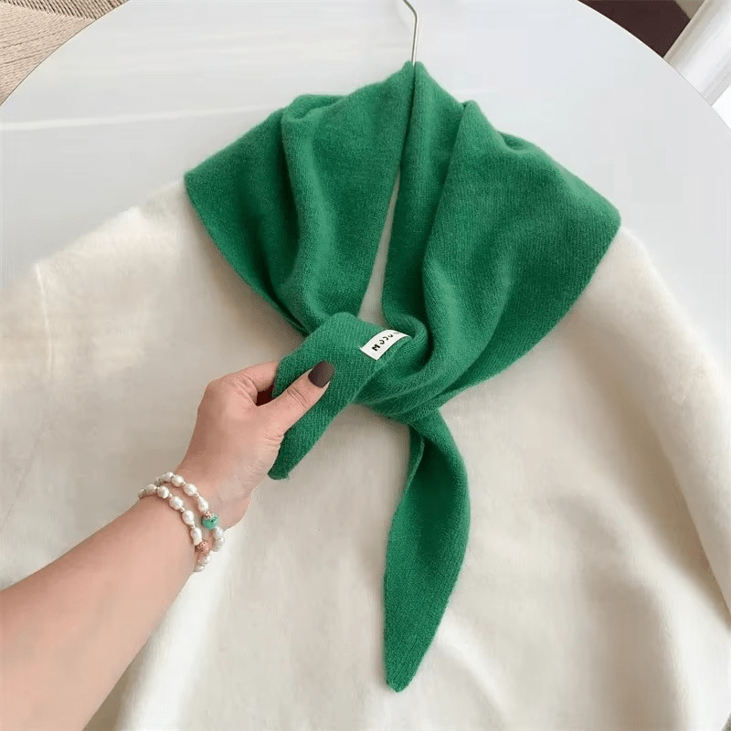 CosyWrap - Triangular knitted scarf in niche wool for women, as a scarf or warm wrap