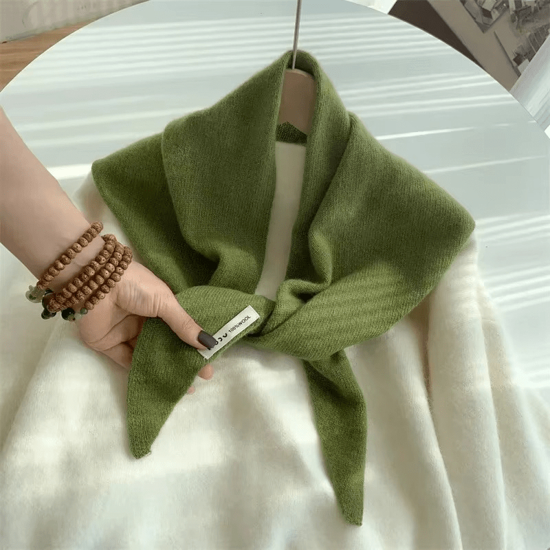 CosyWrap - Triangular knitted scarf in niche wool for women, as a scarf or warm wrap