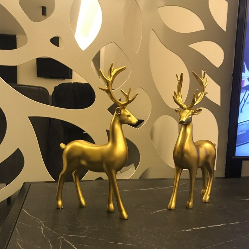 Couple de figurines de cerfs dorés