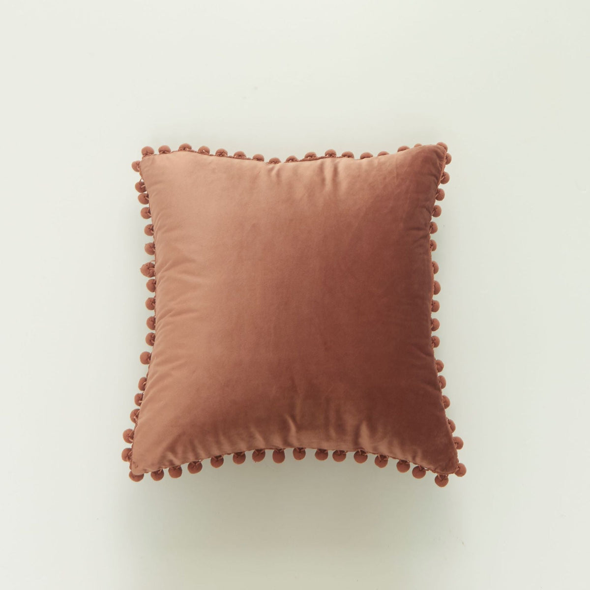 Coussin décoratif en velours à pompons