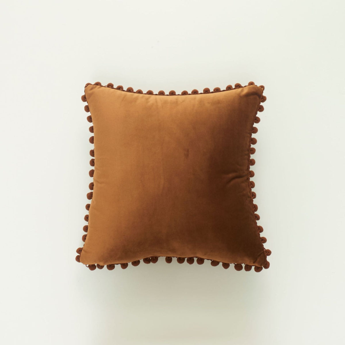 Coussin décoratif en velours à pompons