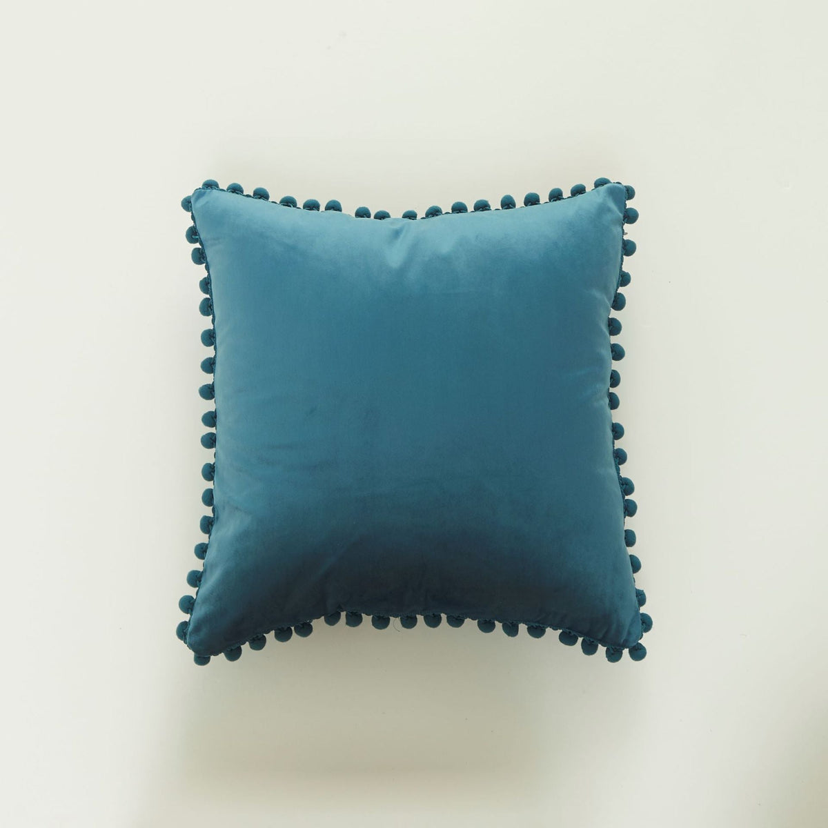 Coussin décoratif en velours à pompons