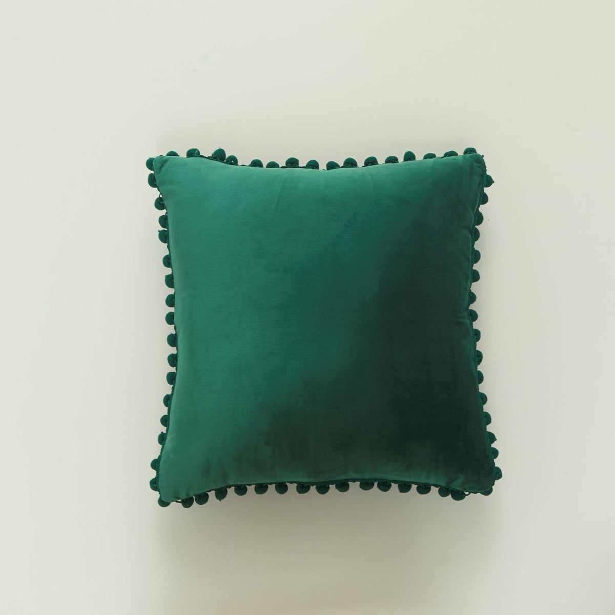Coussin décoratif en velours à pompons