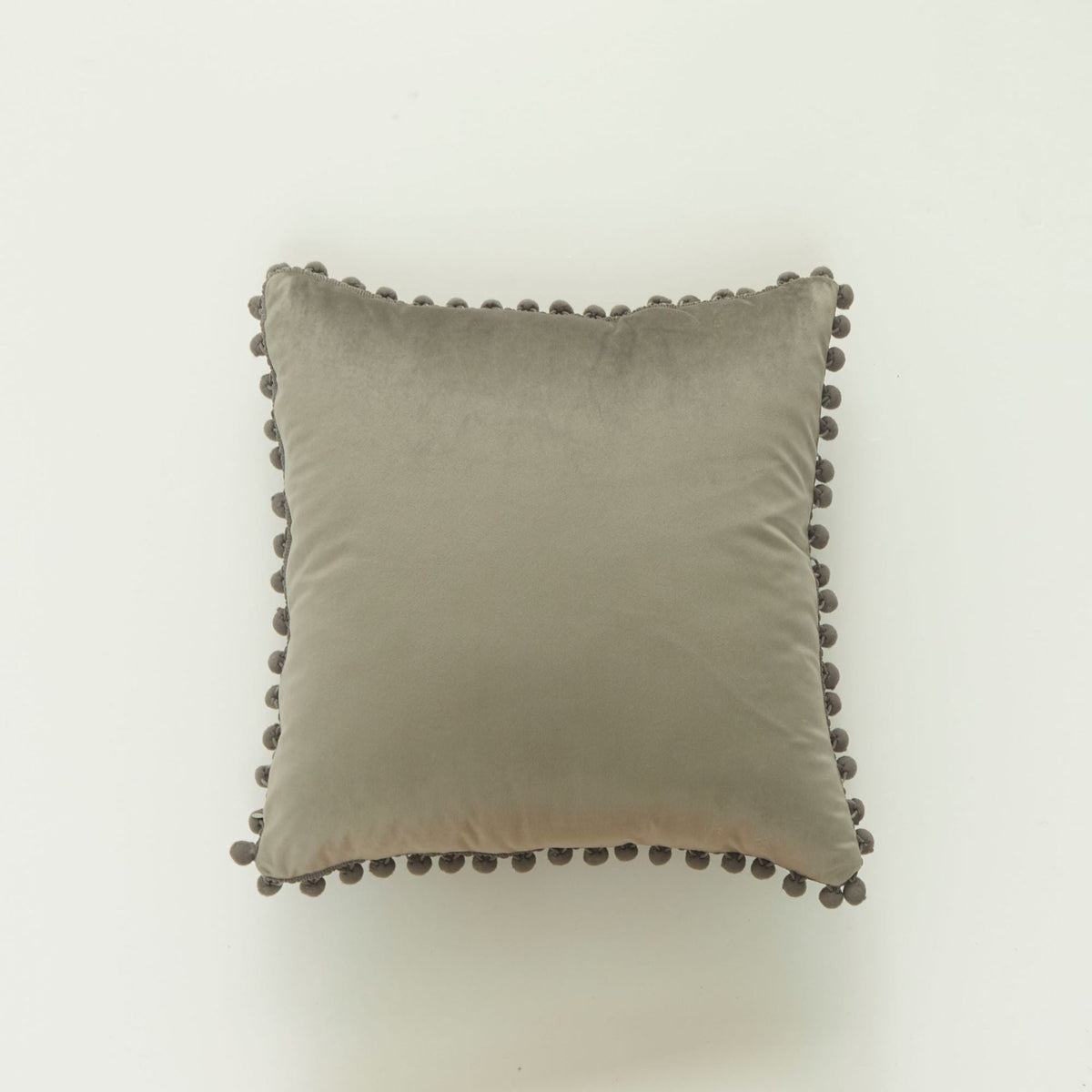 Coussin décoratif en velours à pompons