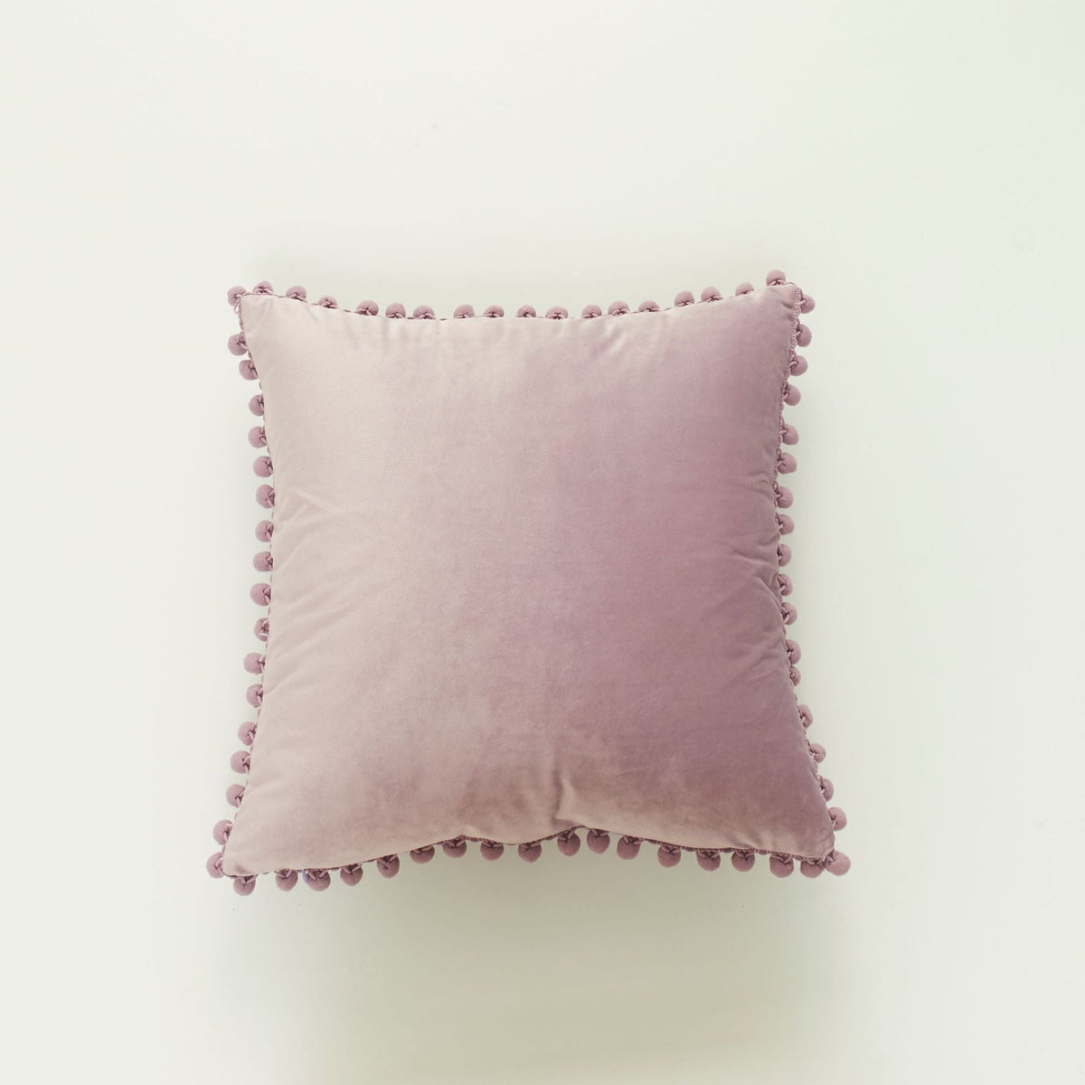 Coussin décoratif en velours à pompons