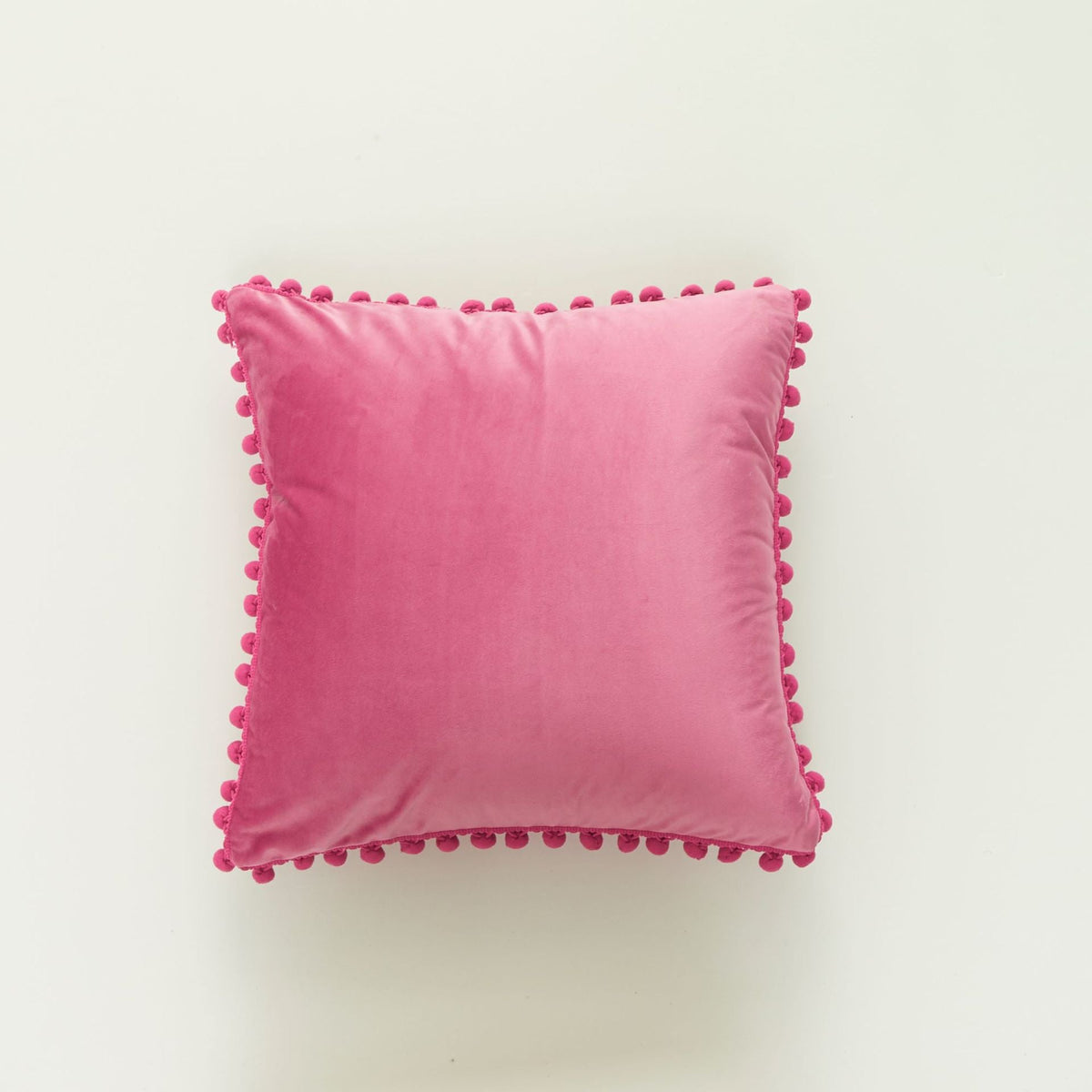 Coussin décoratif en velours à pompons