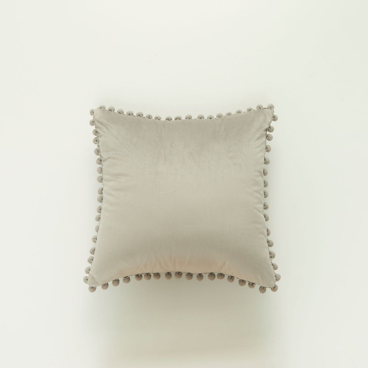 Coussin décoratif en velours à pompons