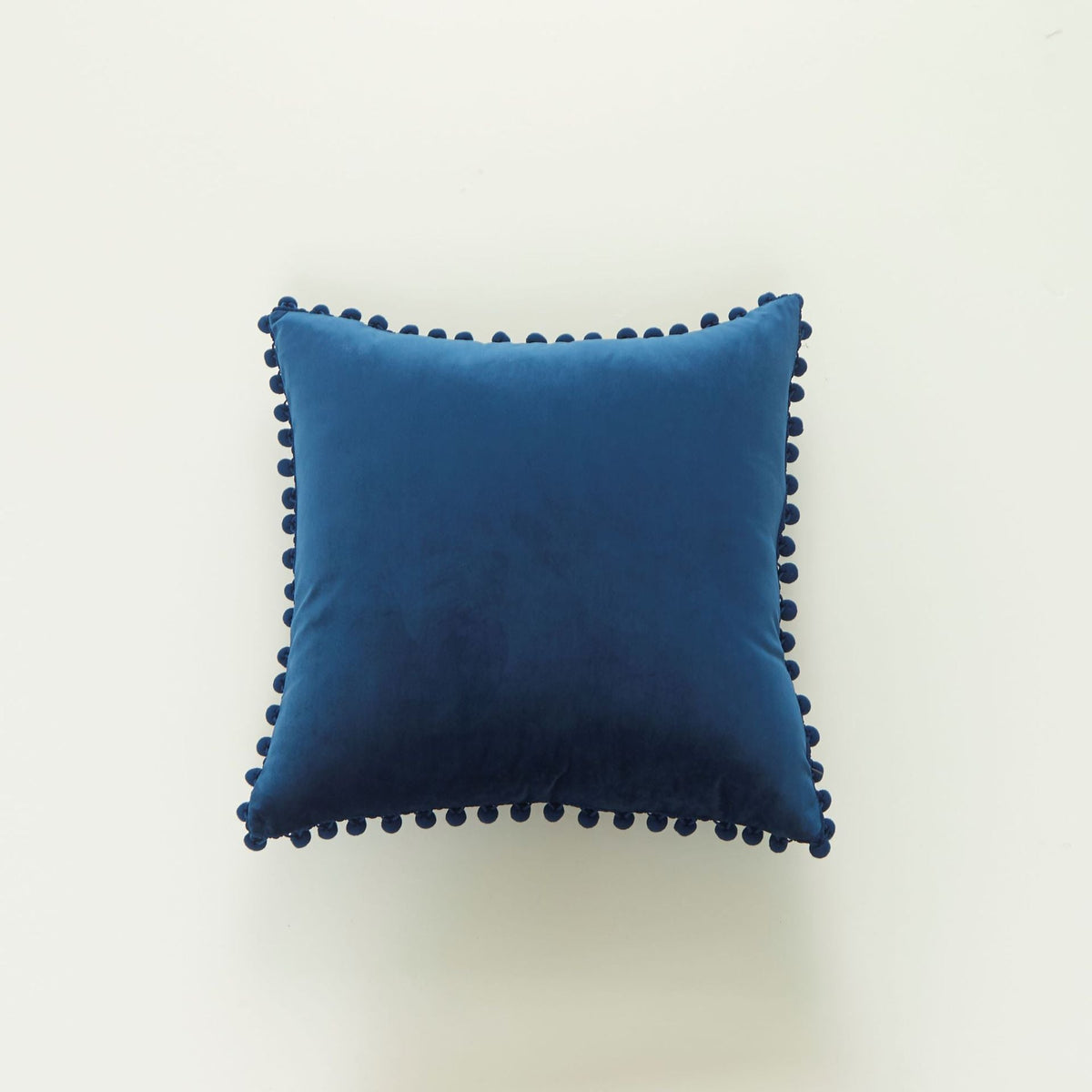 Coussin décoratif en velours à pompons