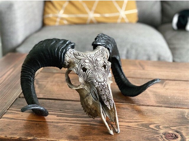 Crâne de bélier sculpté