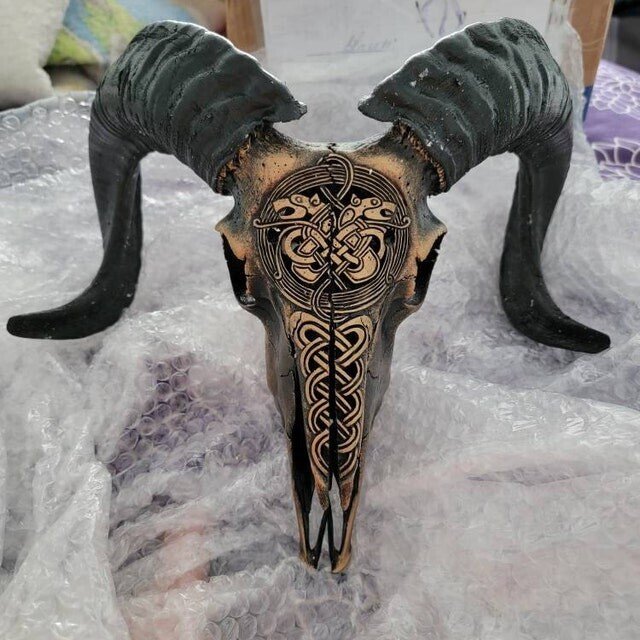 Crâne de bélier sculpté