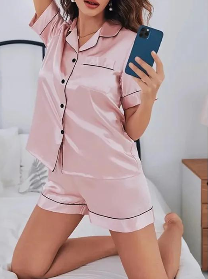 Ensemble de pyjama en soie minimaliste pour femme