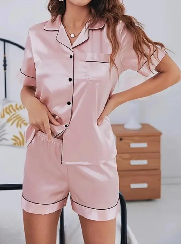 Ensemble de pyjama en soie minimaliste pour femme