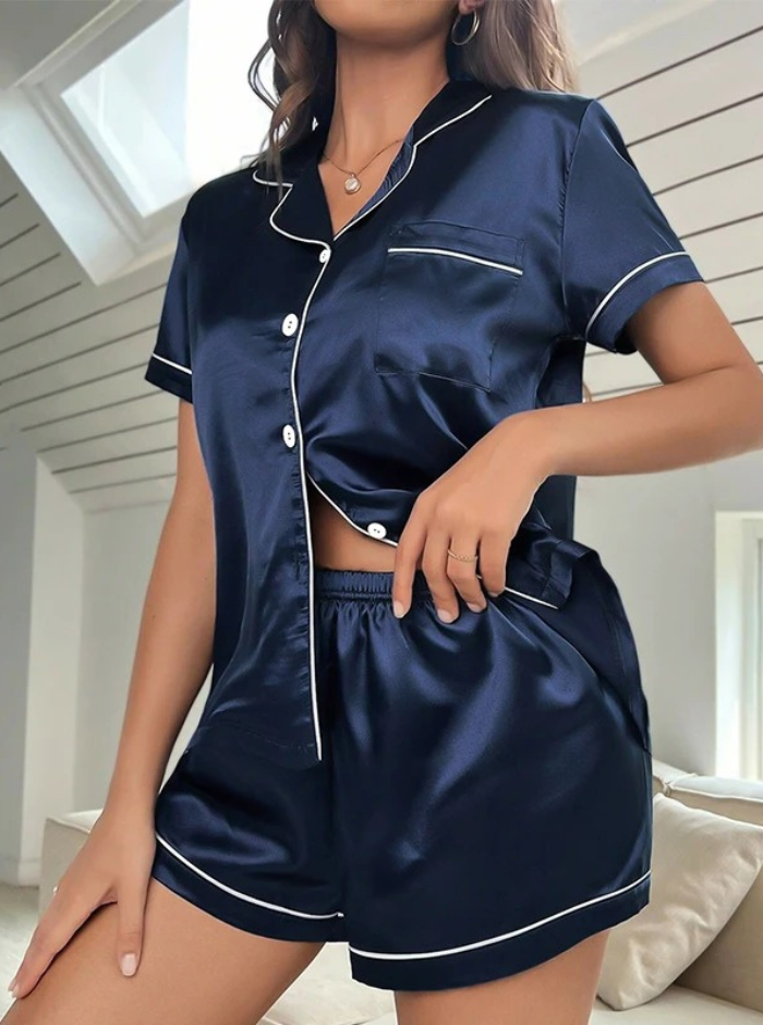 Ensemble de pyjama en soie minimaliste pour femme