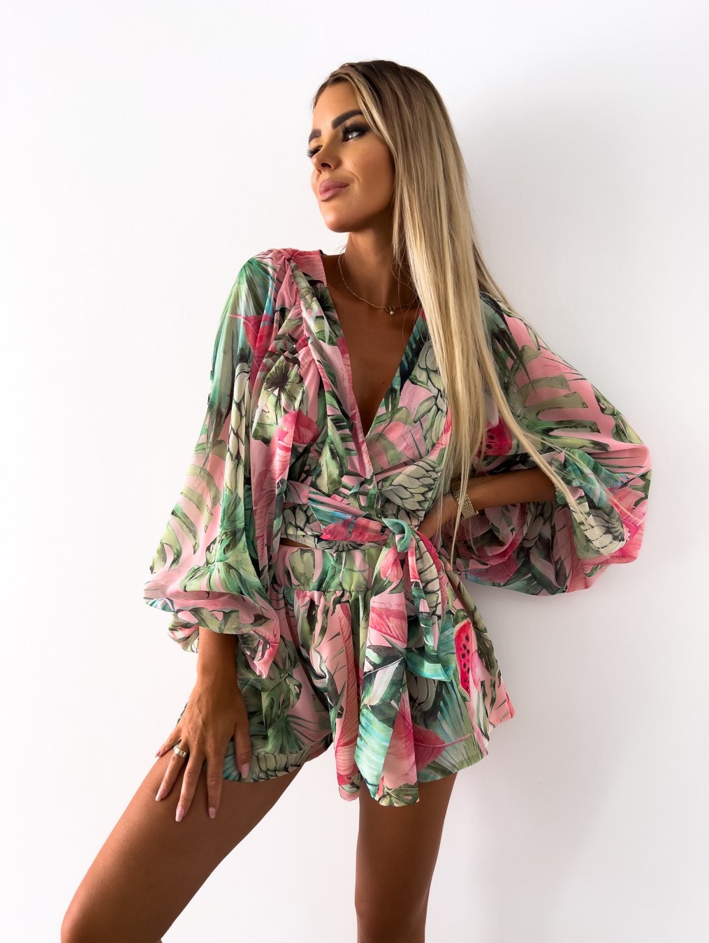 Ensemble deux pièces femme avec top portefeuille et motif tropical