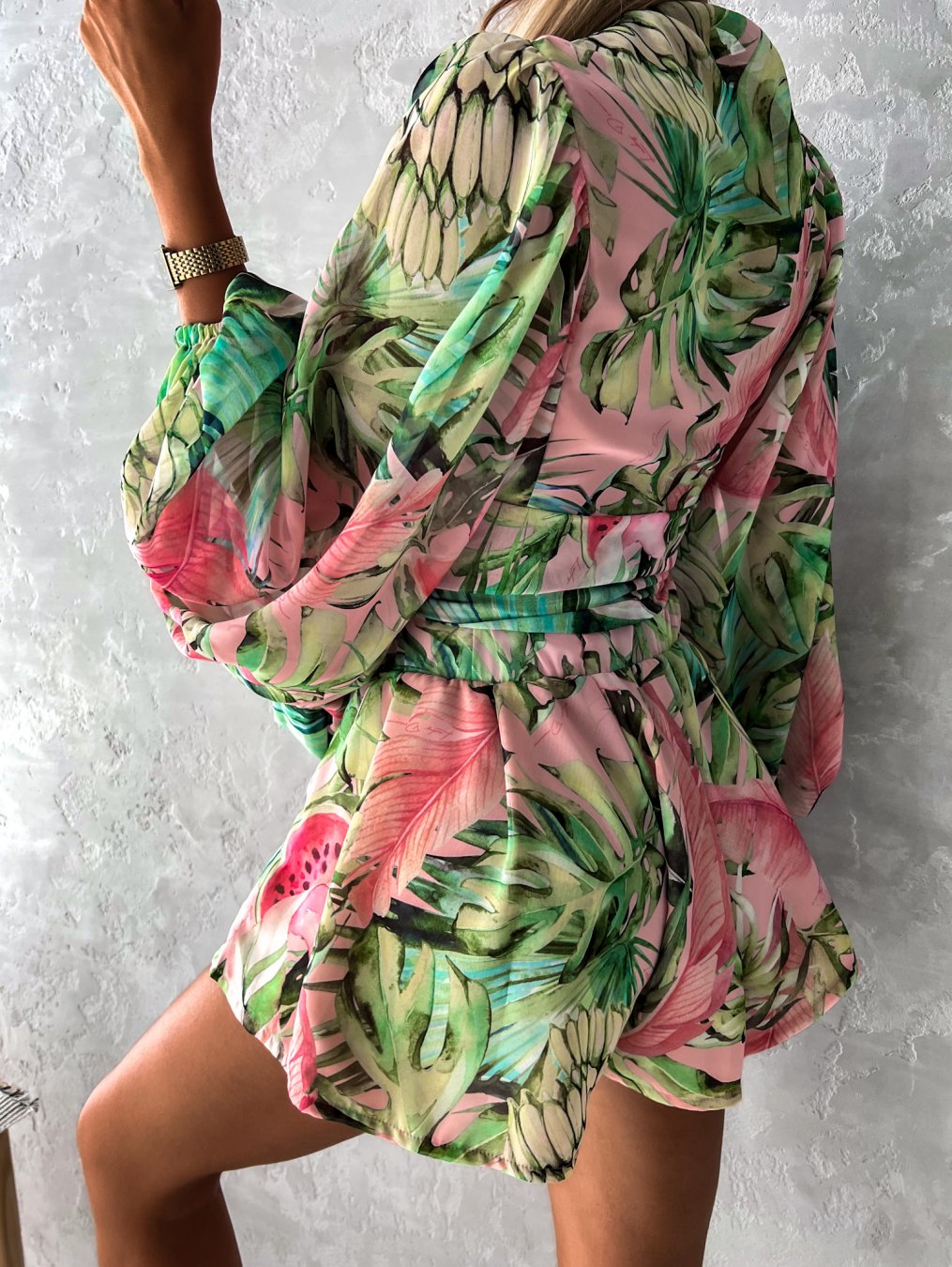 Ensemble deux pièces femme avec top portefeuille et motif tropical