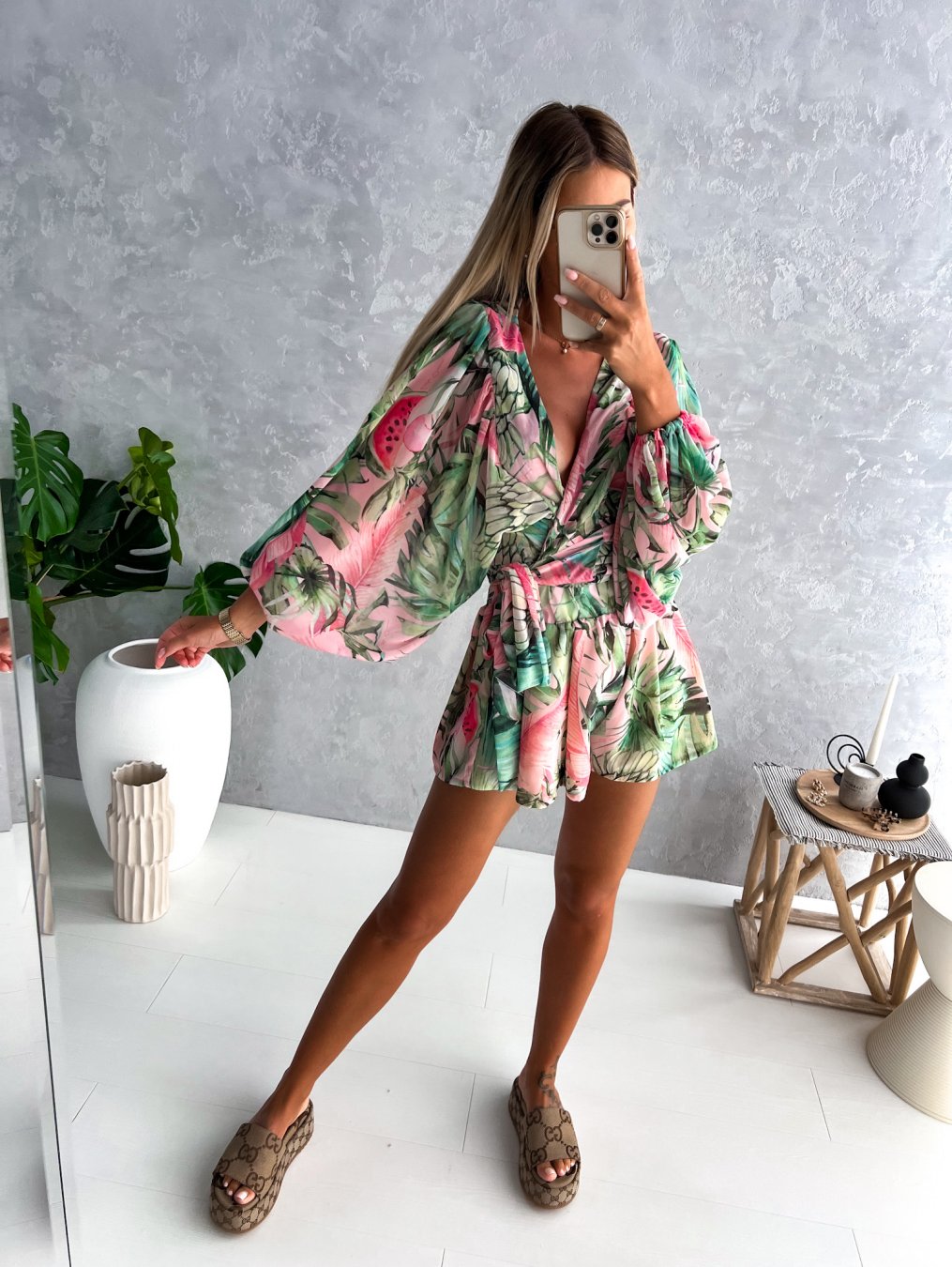 Ensemble deux pièces femme avec top portefeuille et motif tropical