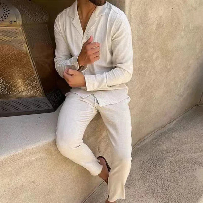 Ensemble deux pièces pour homme avec haut à manches longues, col chemise et encolure en V | Pantalon coupe droite