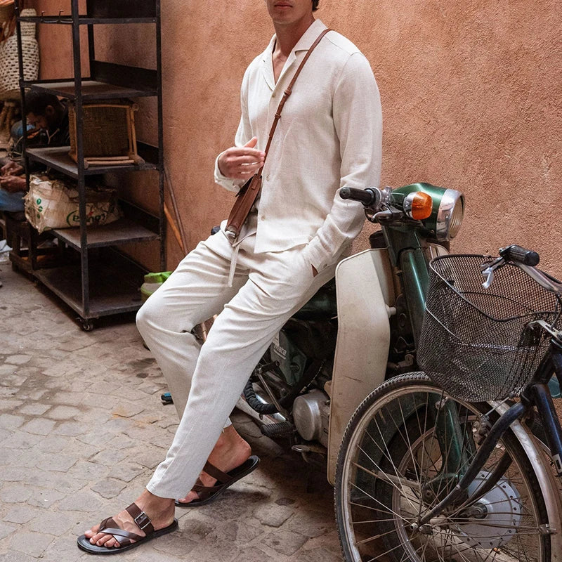 Ensemble deux pièces pour homme avec haut à manches longues, col chemise et encolure en V | Pantalon coupe droite