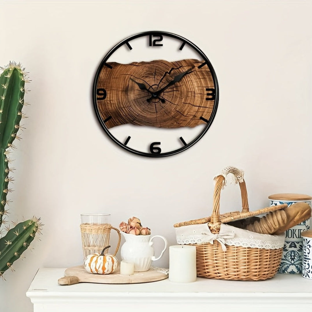 Horloge murale ronde en bois avec motif ajouré