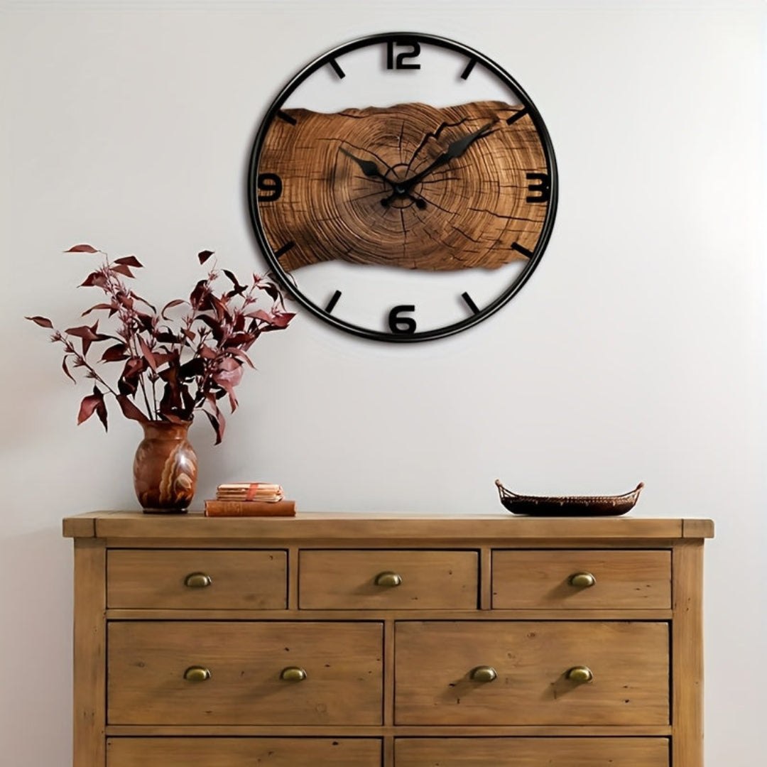 Horloge murale ronde en bois avec motif ajouré