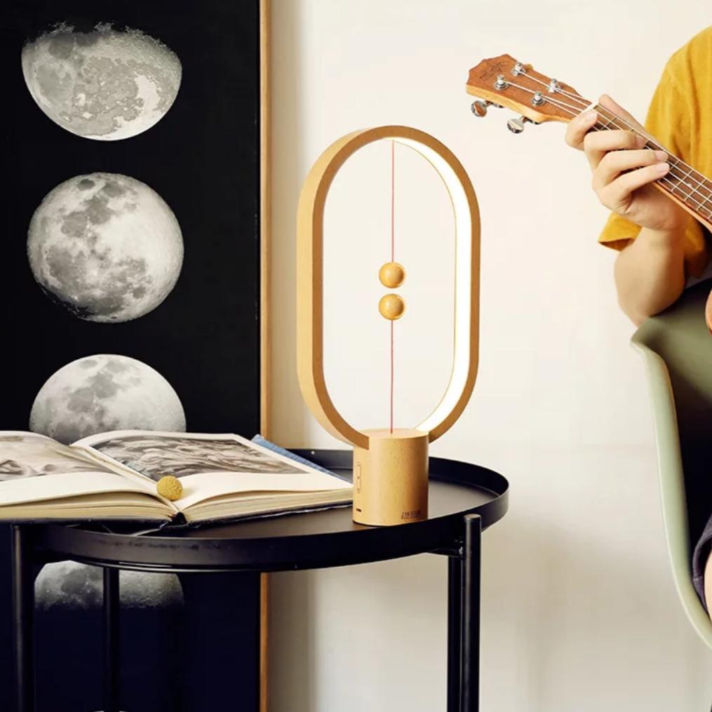 Lampe de table design équilibrée avec interrupteur flottant
