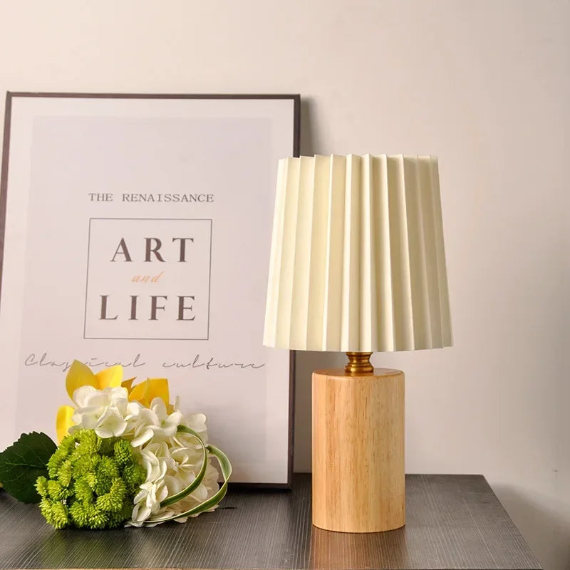 Lampe de table plate rétro avec abat-jour plissé et base en bois de style nordique