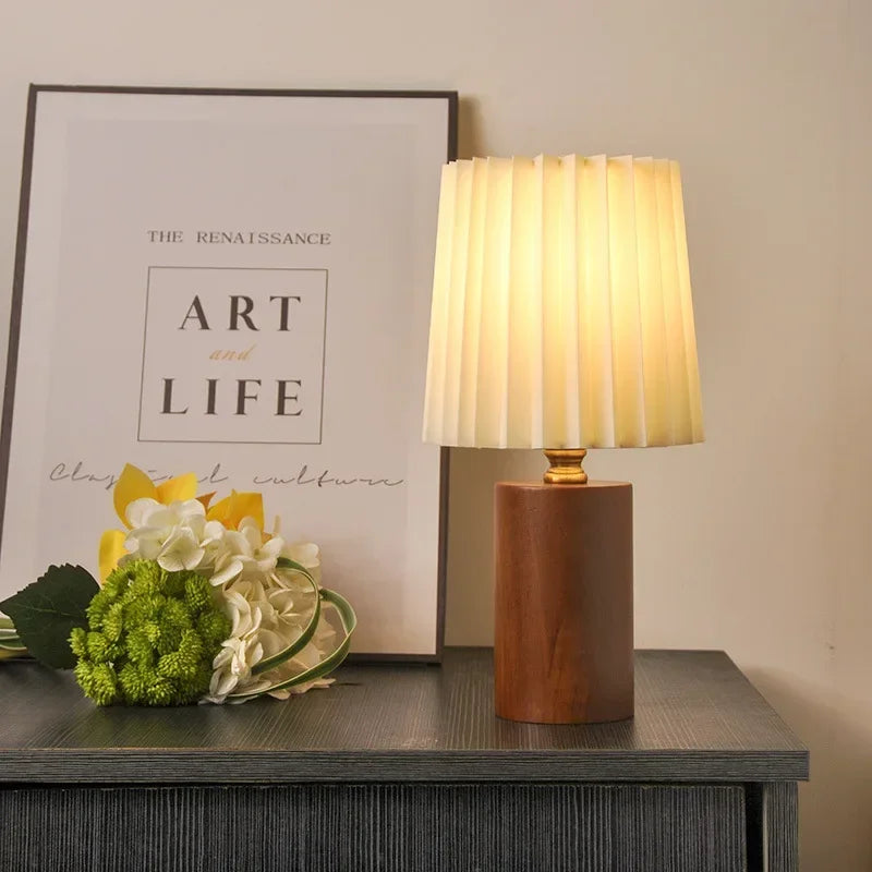 Lampe de table plate rétro avec abat-jour plissé et base en bois de style nordique