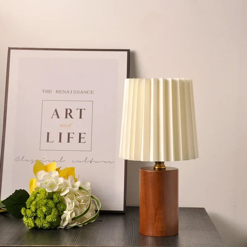 Lampe de table plate rétro avec abat-jour plissé et base en bois de style nordique