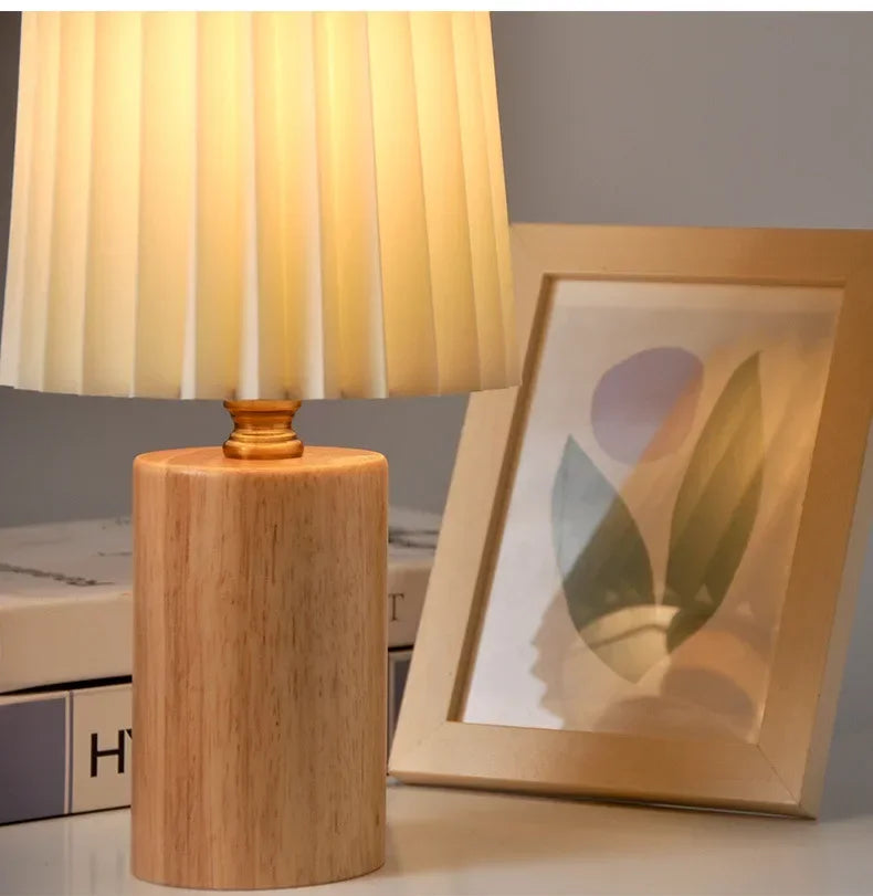 Lampe de table plate rétro avec abat-jour plissé et base en bois de style nordique