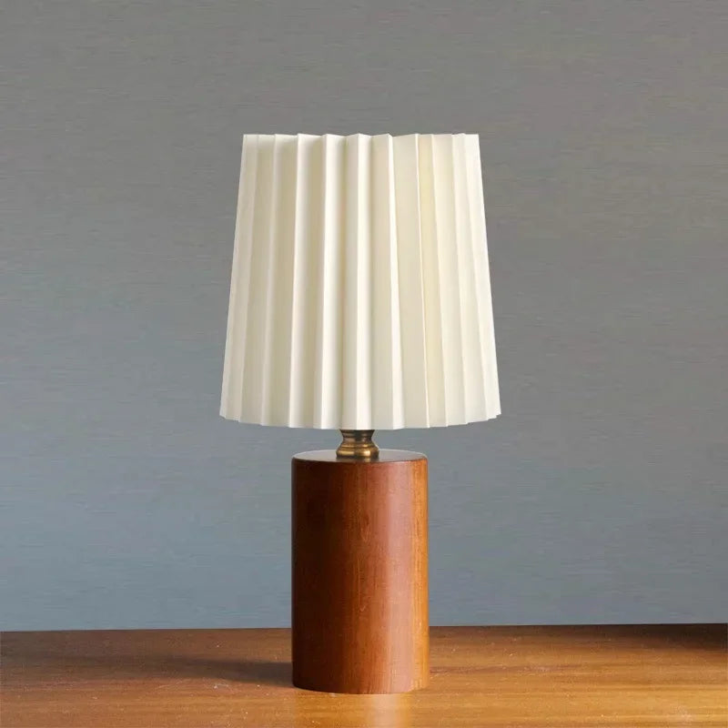 Lampe de table plate rétro avec abat-jour plissé et base en bois de style nordique