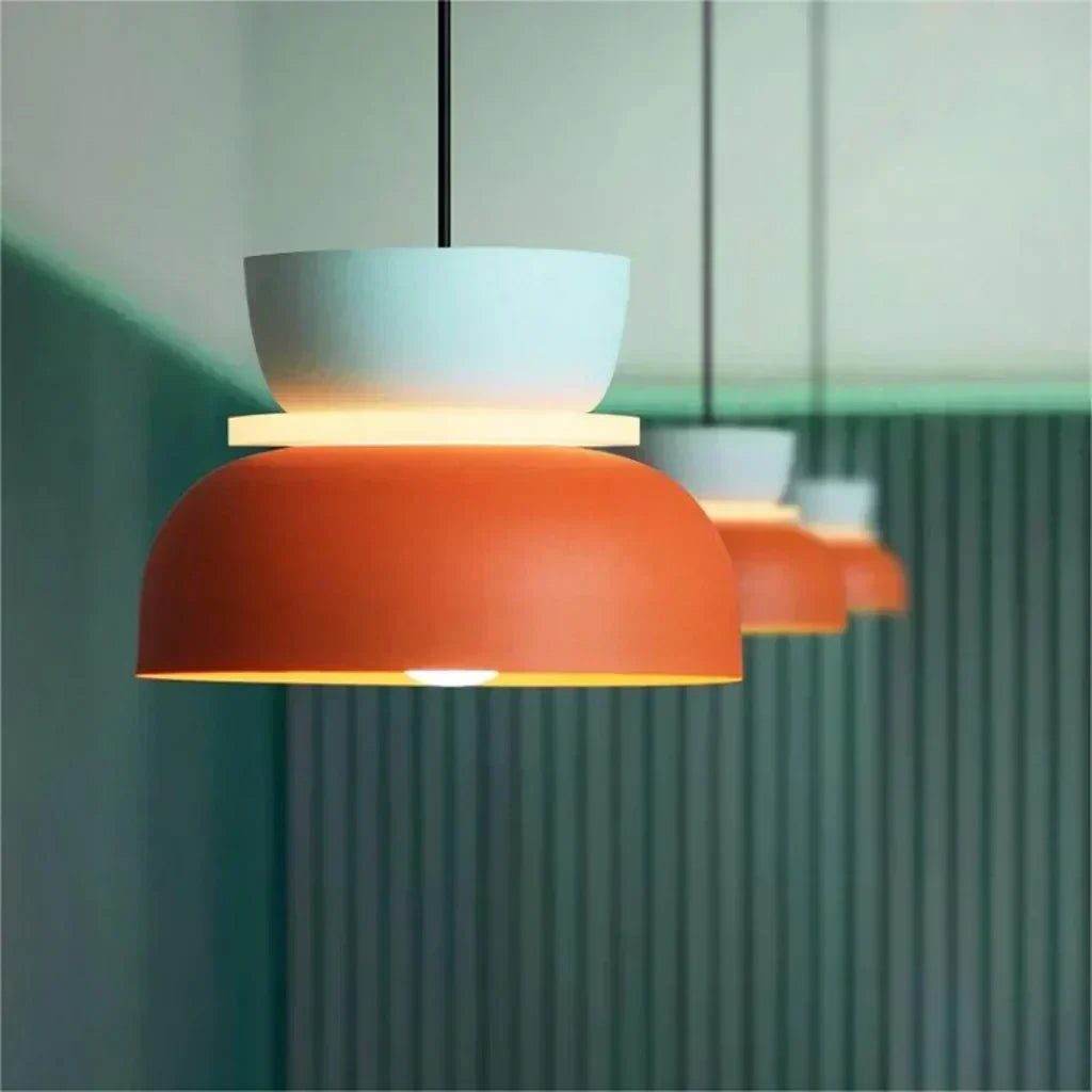 Luminaire suspendu style scandinave avec détails color block et abat-jour en acrylique forme bol pour cuisine ou salle à manger