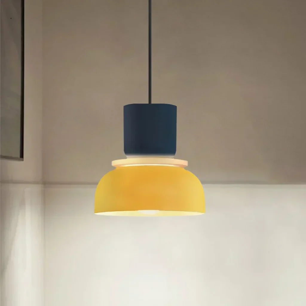 Luminaire suspendu style scandinave avec détails color block et abat-jour en acrylique forme bol pour cuisine ou salle à manger
