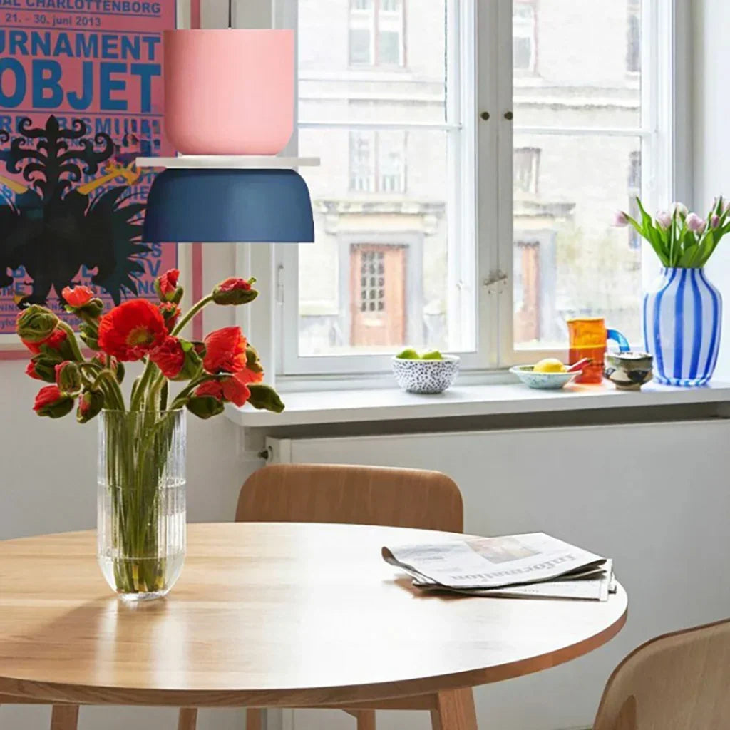Luminaire suspendu style scandinave avec détails color block et abat-jour en acrylique forme bol pour cuisine ou salle à manger
