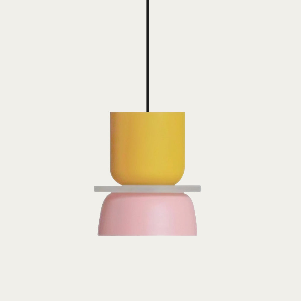 Luminaire suspendu style scandinave avec détails color block et abat-jour en acrylique forme bol pour cuisine ou salle à manger