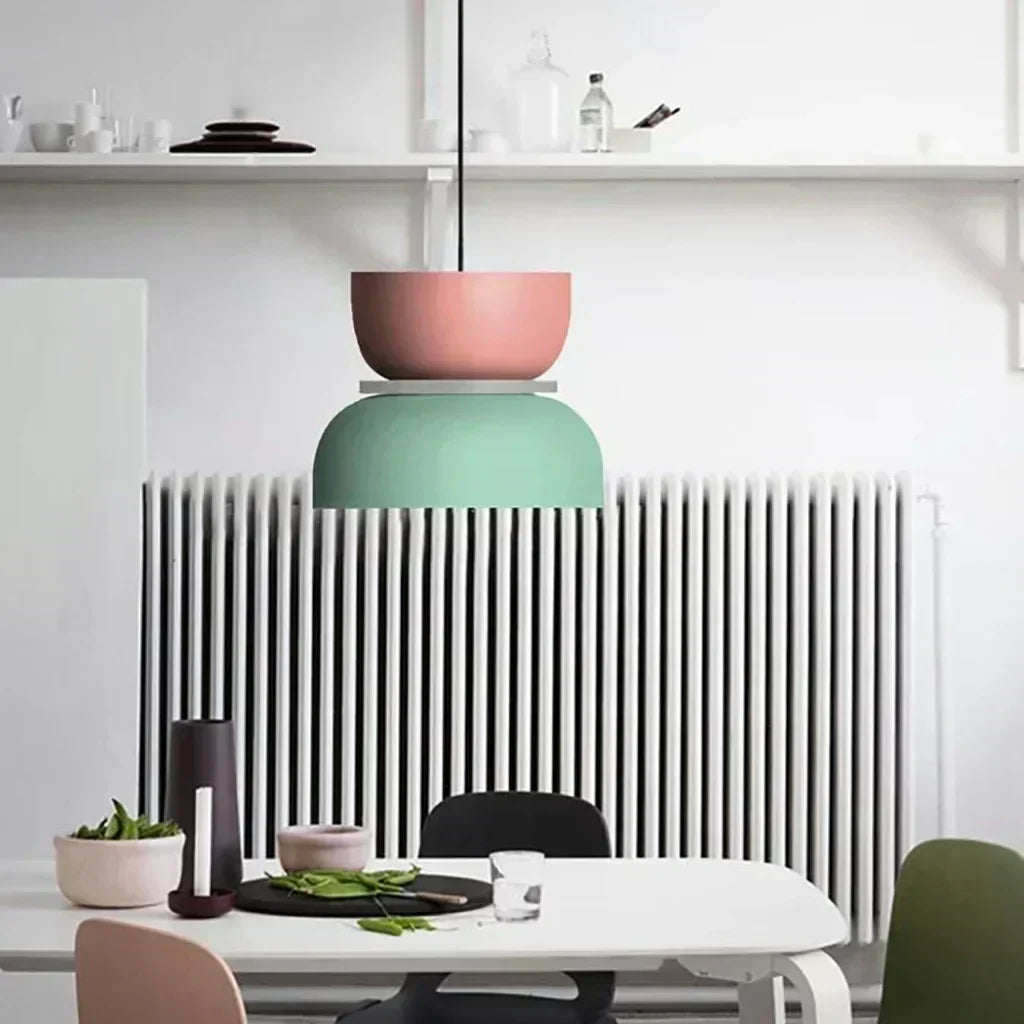 Luminaire suspendu style scandinave avec détails color block et abat-jour en acrylique forme bol pour cuisine ou salle à manger
