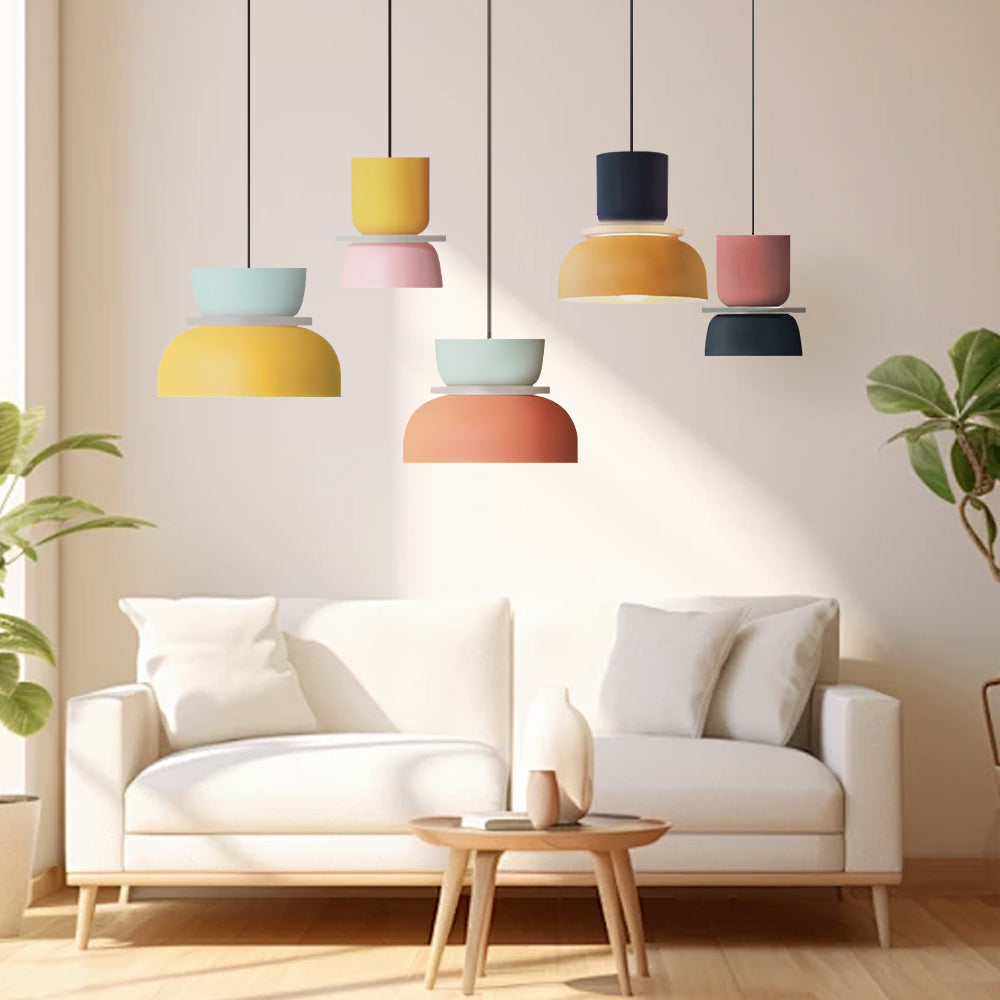 Luminaire suspendu style scandinave avec détails color block et abat-jour en acrylique forme bol pour cuisine ou salle à manger