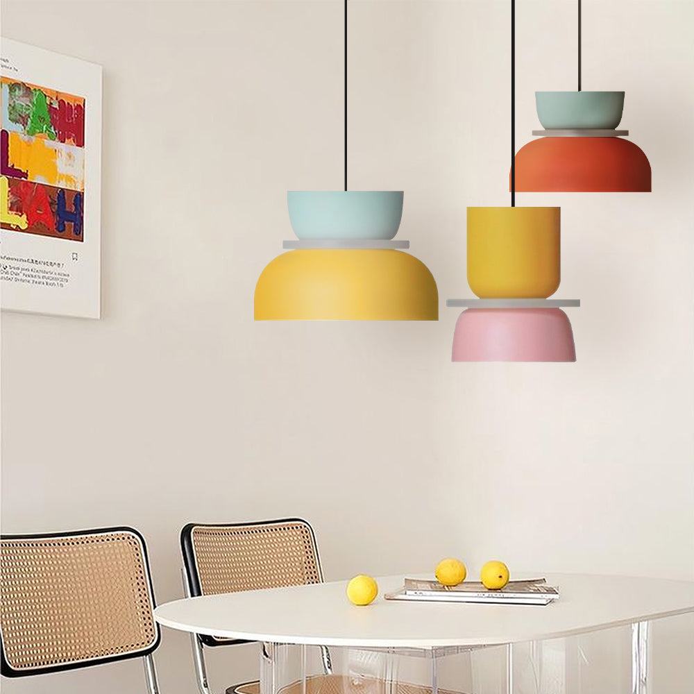Luminaire suspendu style scandinave avec détails color block et abat-jour en acrylique forme bol pour cuisine ou salle à manger