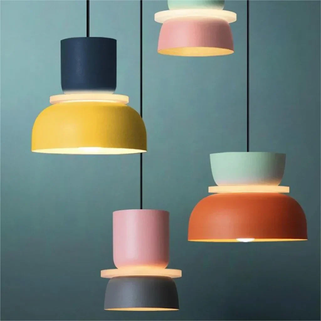 Luminaire suspendu style scandinave avec détails color block et abat-jour en acrylique forme bol pour cuisine ou salle à manger