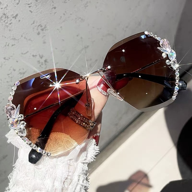 Lunettes de soleil sans monture ornées de strass