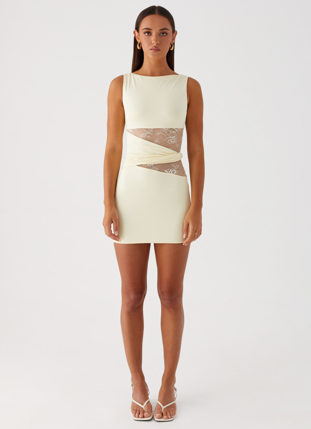 Minirobe sans manches avec découpes à la taille
