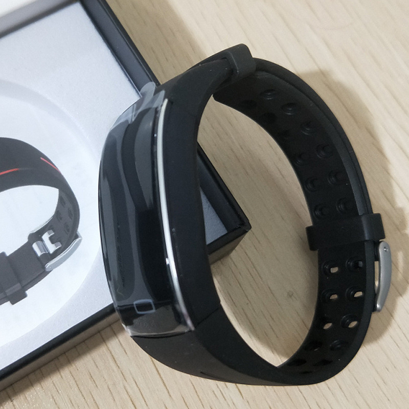Montre connectée avec mesure de la tension artérielle et de la fréquence cardiaque