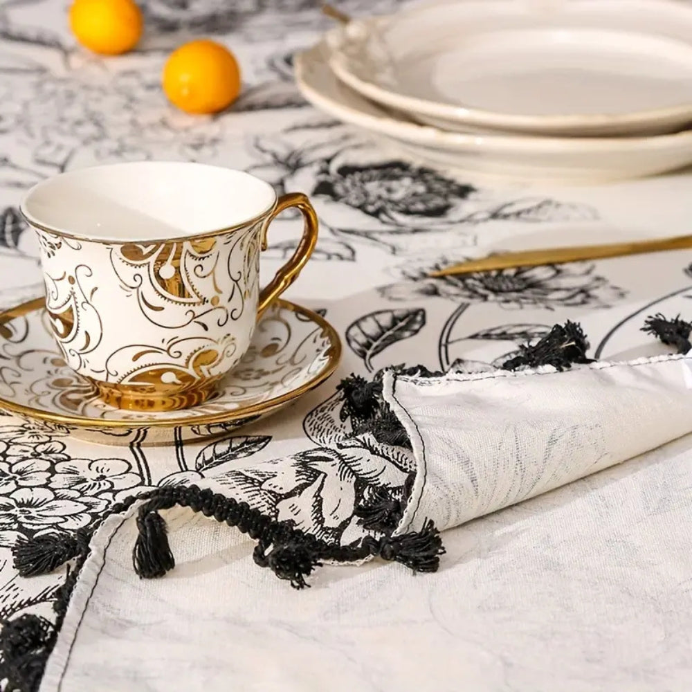 Nappe de style champêtre à motif floral noir et pompons