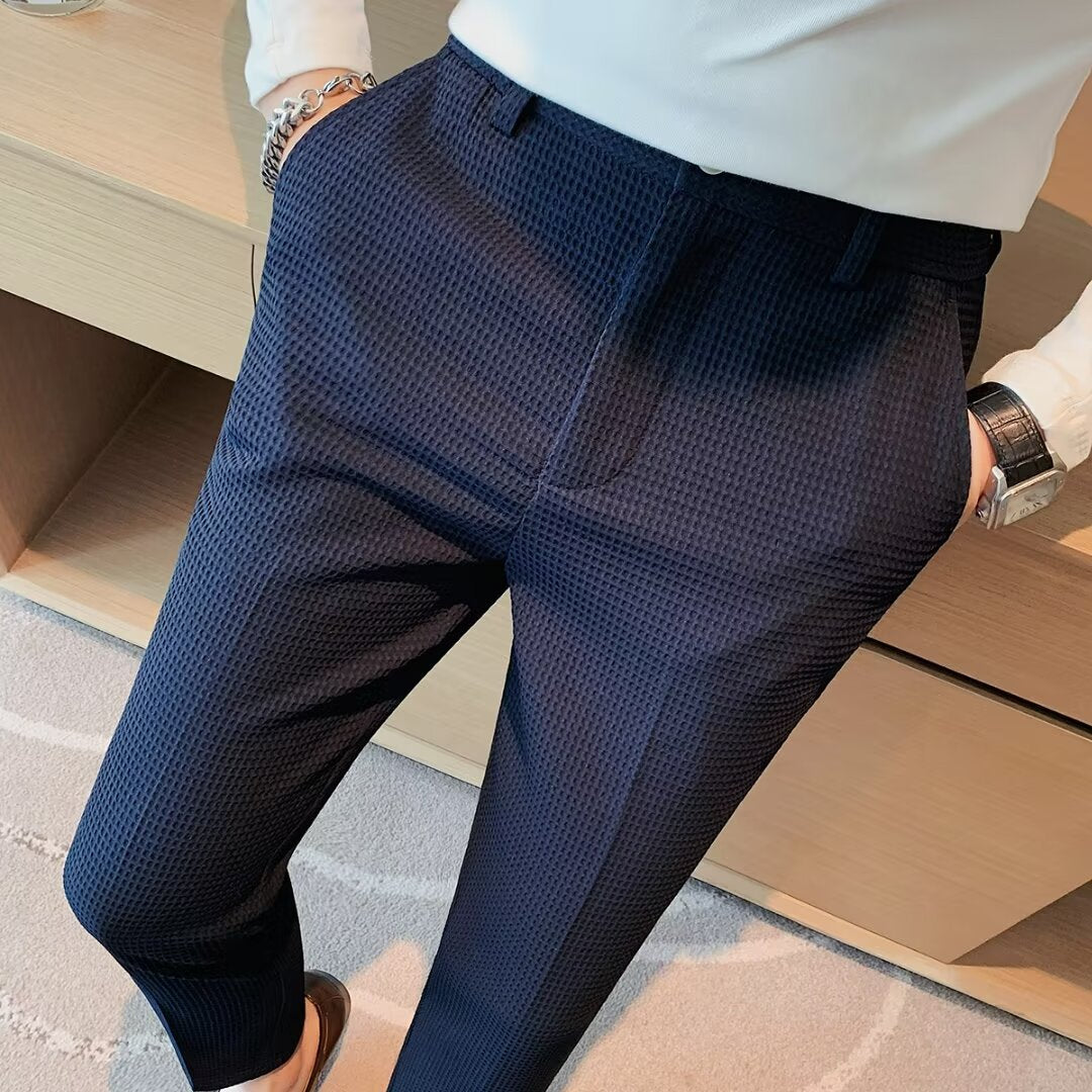Pantalon cropped homme slim fit en tissu texturé