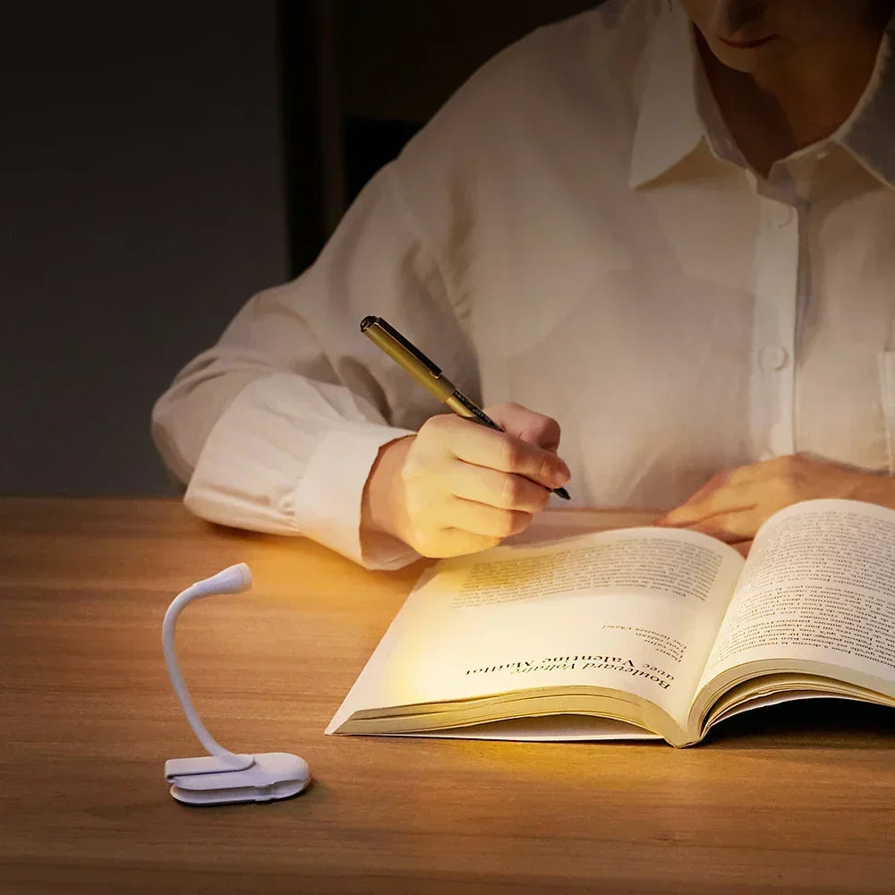 Petite lampe de lecture portable avec clip rotatif 360°, charge USB, LED dimmable, protection des yeux, pour chambre et camping