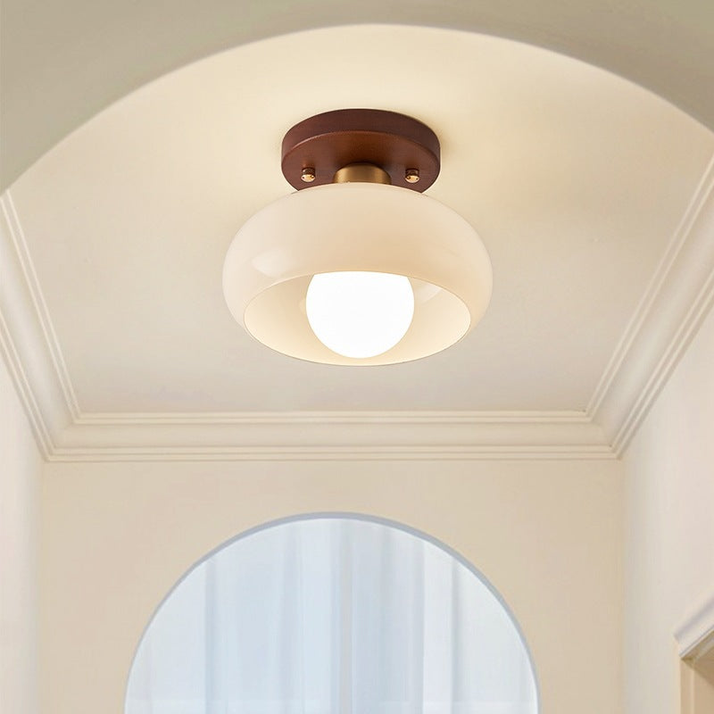 Plafonnier Bauhaus lumière chaude avec détail bois