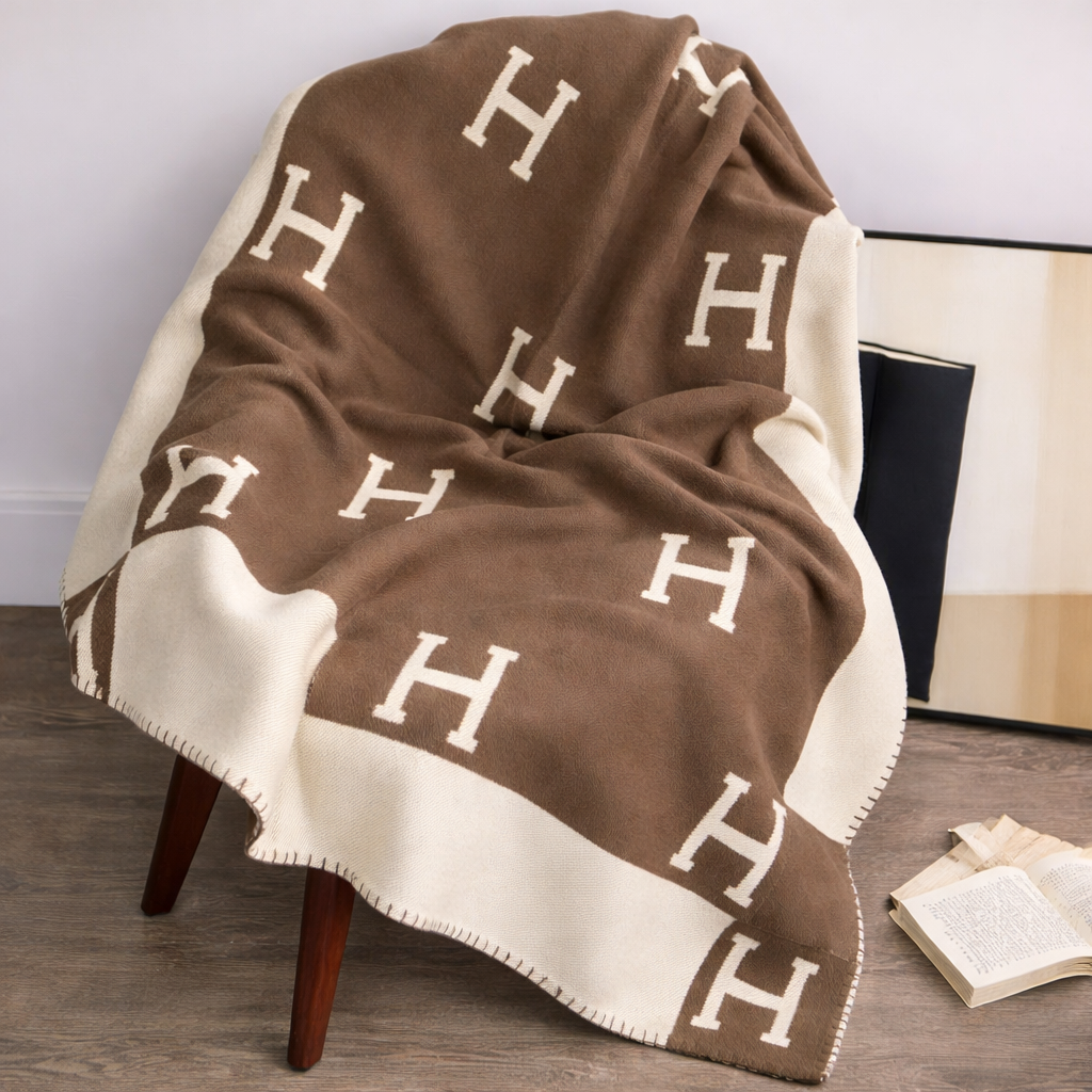 Plaid doux et douillet pour le salon – Couverture en polaire toutes saisons dans une couleur neutre et chaleureuse, 140 x 170 cm